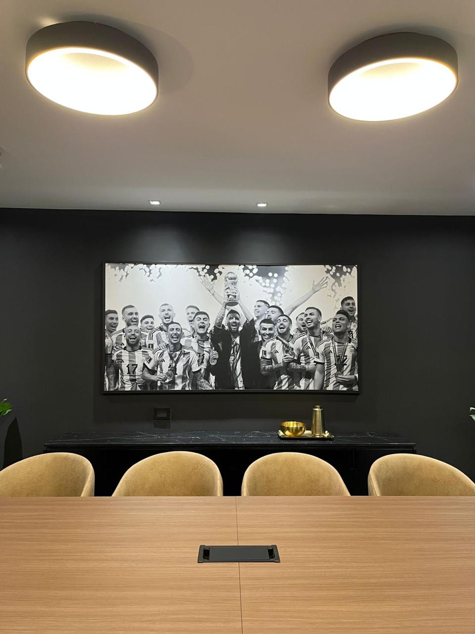 Sala de oficina moderna con foto de equipo grande y sillas amarillas — proyecto Oficinas Cordoba, por Arcucci Arquitectura, en Av. Córdoba